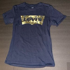 Levi’s Women’s XS navy blue with camo batwing graphic T-shirt